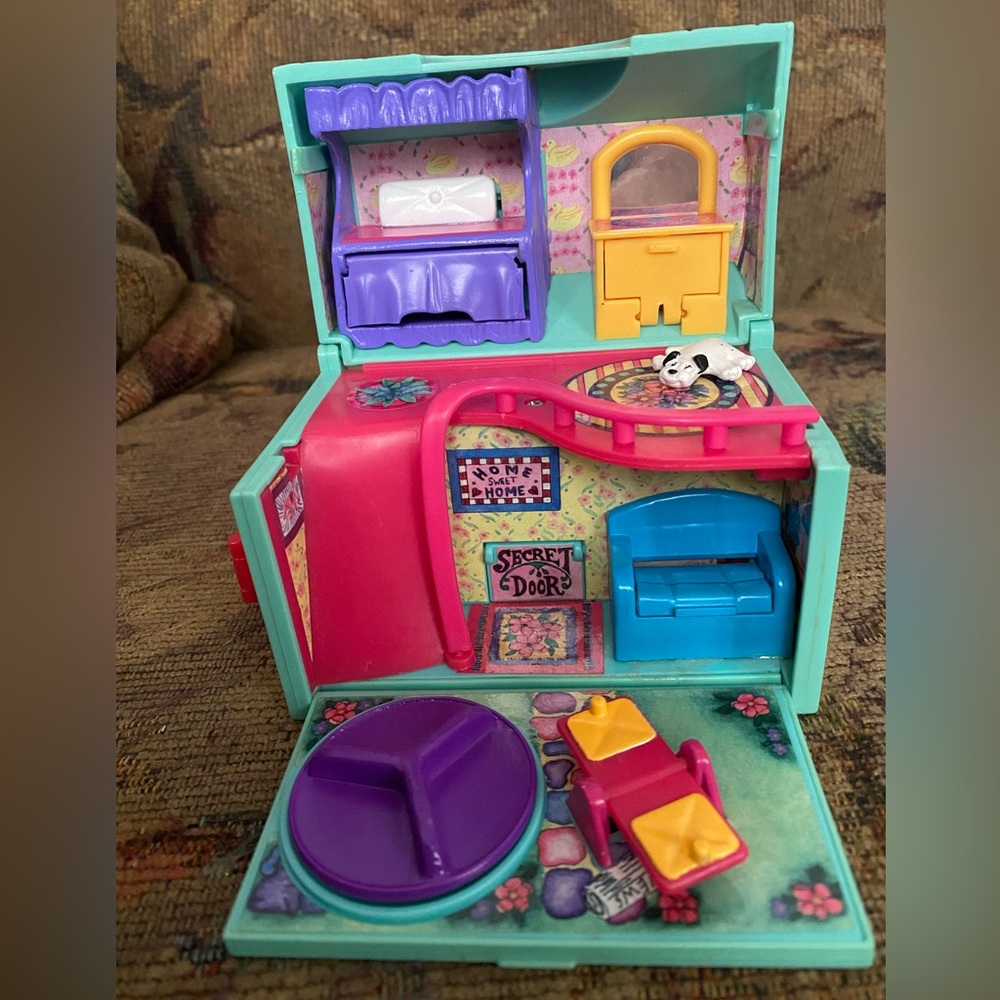 Vintage 1995 Pound Puppies Hide and Seek house with dog